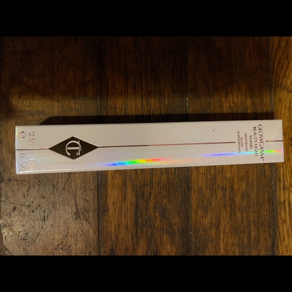 The VIRAL Charlotte Tilbury- Beauty highlighter wand: shade Pinkgasm - Picture 3 of 6